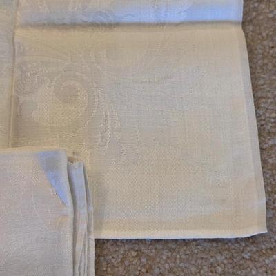 Several Table Linens, Napkins, Placemats, and More (SR-DZ)