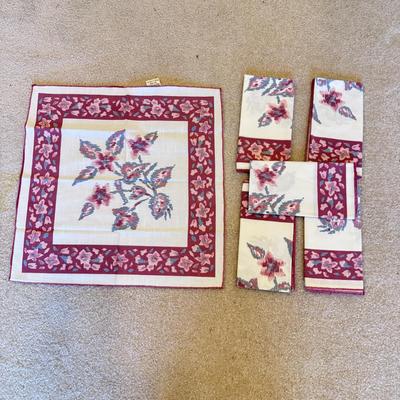 Several Table Linens, Napkins, Placemats, and More (SR-DZ)