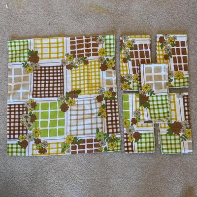 Several Table Linens, Napkins, Placemats, and More (SR-DZ)