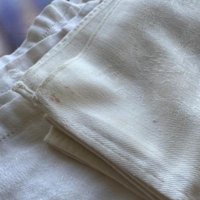 Several Table Linens, Napkins, Placemats, and More (SR-DZ)
