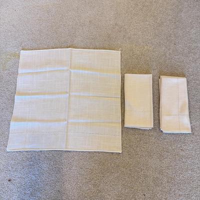 Several Table Linens, Napkins, Placemats, and More (SR-DZ)