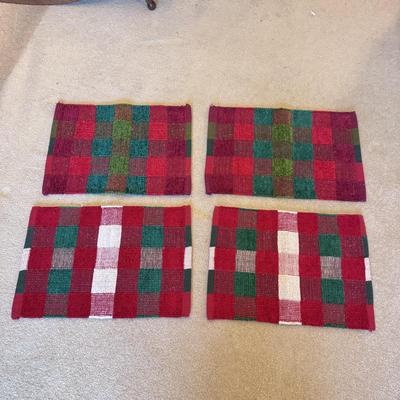 Several Table Linens, Napkins, Placemats, and More (SR-DZ)