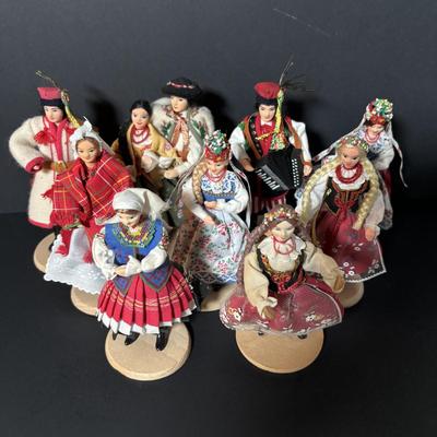 LOT 408: Polish Doll Collection