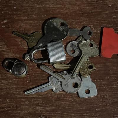 LOT 276-430: Keys & Locks
