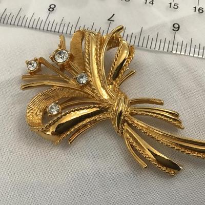 Beautiful, large, gold tone, rhinestone brooch