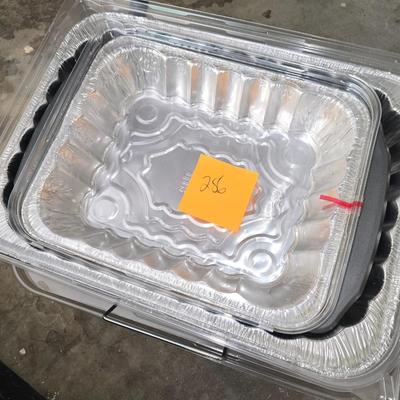 Disposable cooking pans with lids in packaging