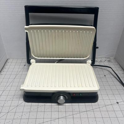 Sale Photo Thumbnail #984: Making healthy sandwiches for breakfast will not be tedious anymore, if you have this sandwich maker from Oster at your disposal.