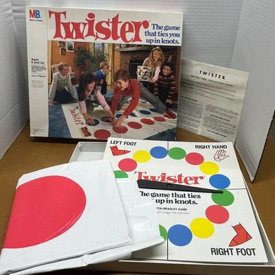 Vintage 1966 Milton Bradley TWISTER Game
