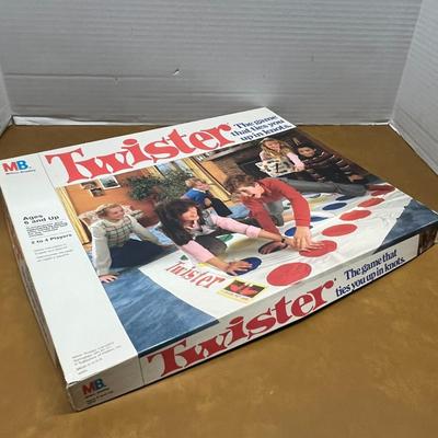 Vintage 1966 Milton Bradley TWISTER Game