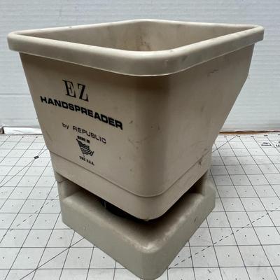 EZ Hand Spreader by Republic
