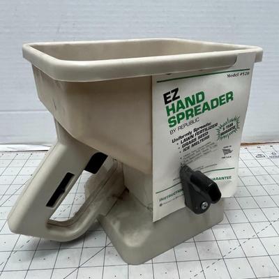 EZ Hand Spreader by Republic