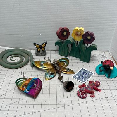 Colorful Metal and Wooden Garden Décor Set