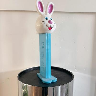 Vintage 1998 Bunny Rabbit Pez Dispenser