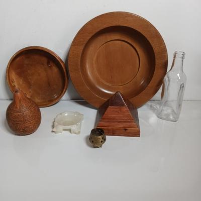 Mixed Decor & Display Lot – Wood Bowls, wooden Pyramid, Onyx ashtray, carved gourd and brass incent holder