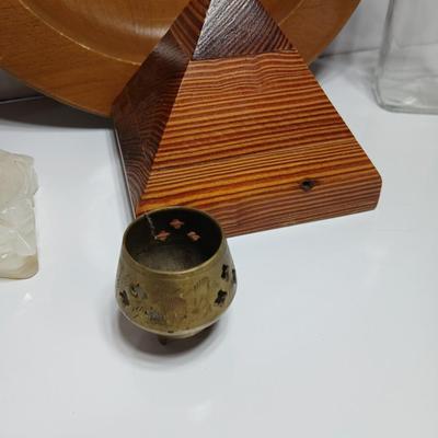 Mixed Decor & Display Lot – Wood Bowls, wooden Pyramid, Onyx ashtray, carved gourd and brass incent holder