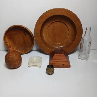 Mixed Decor & Display Lot – Wood Bowls, wooden Pyramid, Onyx ashtray, carved gourd and brass incent holder