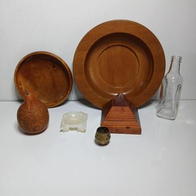 Mixed Decor & Display Lot – Wood Bowls, wooden Pyramid, Onyx ashtray, carved gourd and brass incent holder