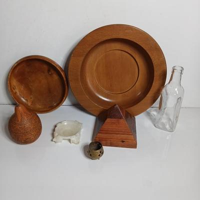 Mixed Decor & Display Lot – Wood Bowls, wooden Pyramid, Onyx ashtray, carved gourd and brass incent holder