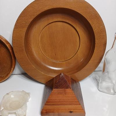 Mixed Decor & Display Lot – Wood Bowls, wooden Pyramid, Onyx ashtray, carved gourd and brass incent holder