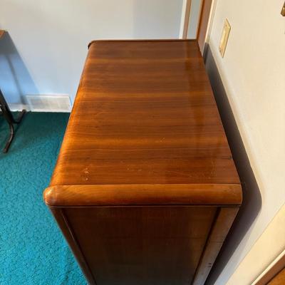 ANTIQUE CHEST OF DRAWERS