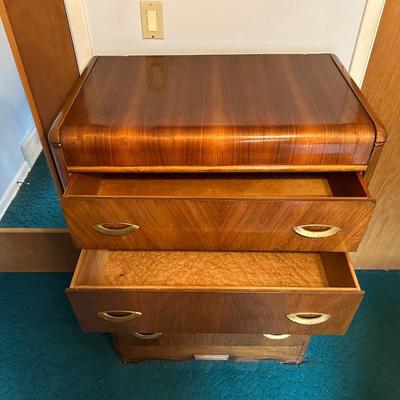ANTIQUE CHEST OF DRAWERS