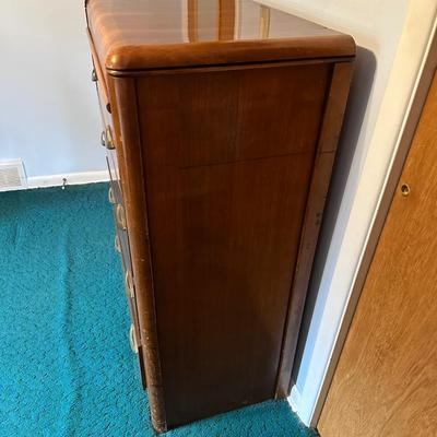 ANTIQUE CHEST OF DRAWERS