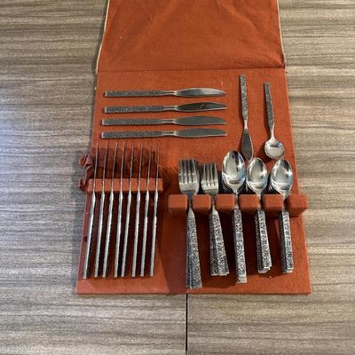 8 PLACE SETTING OF FLATWARE