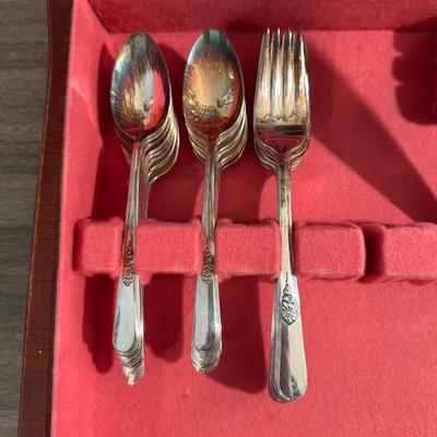 SILVER PLATED FLATWARE WITH CHEST 8 PLACE SETTING