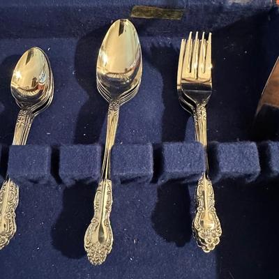 STAINLESS STEEL FLATWARE IN A CHEST 5 PLACE SETTING