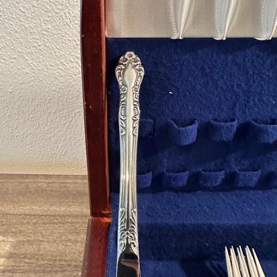 STAINLESS STEEL FLATWARE IN A CHEST 5 PLACE SETTING