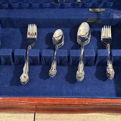 STAINLESS STEEL FLATWARE IN A CHEST 5 PLACE SETTING