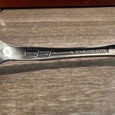 STAINLESS STEEL FLATWARE IN A CHEST 5 PLACE SETTING