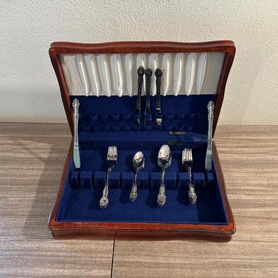 STAINLESS STEEL FLATWARE IN A CHEST 5 PLACE SETTING