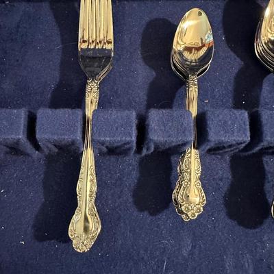 STAINLESS STEEL FLATWARE IN A CHEST 5 PLACE SETTING