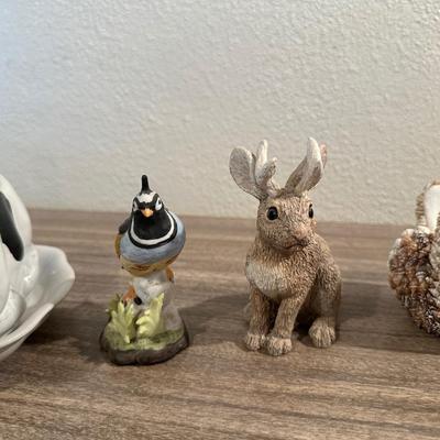 A COLLECTION OF DECORATIVE ANIMALS