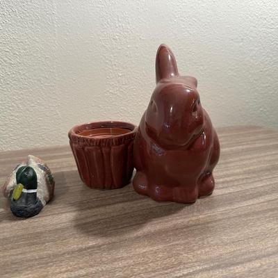 A COLLECTION OF DECORATIVE ANIMALS