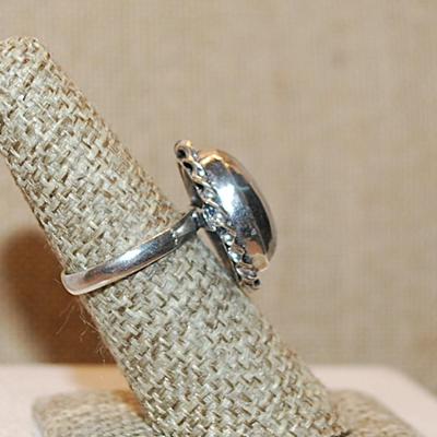 Size 7 Marked .925 Oval Shaped & Swirled Rope Surround GOLD PYRITE Gemstone Ring on a Silver-Plated Band (6.0g)