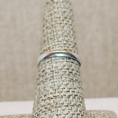 Size 7 Marked .925 Oval Shaped & Swirled Rope Surround GOLD PYRITE Gemstone Ring on a Silver-Plated Band (6.0g)