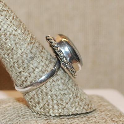 Size 9 Marked .925 Round Shaped & Swirled Rope Surround GOLD PYRITE Gemstone Ring on a Silver-Plated Band (7.5g)