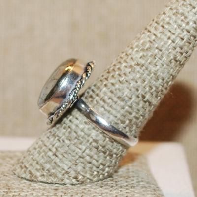 Size 9 Marked .925 Round Shaped & Swirled Rope Surround GOLD PYRITE Gemstone Ring on a Silver-Plated Band (7.5g)