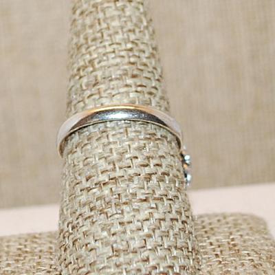 Size 9 Marked .925 Round Shaped & Swirled Rope Surround GOLD PYRITE Gemstone Ring on a Silver-Plated Band (7.5g)
