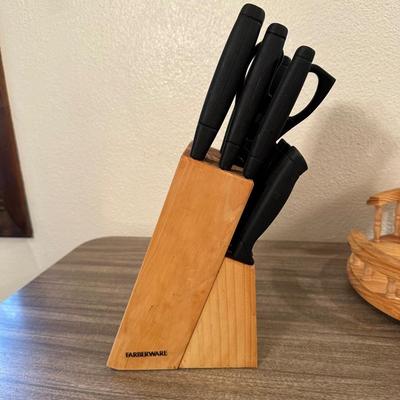 FARBERWARE CUTLERY IN A BLOCK, LAZY SUSAN, PAPER TOWEL HOLDER AND MORE