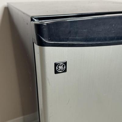 Small GE Shop Dorm Mini Fridge