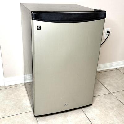 Small GE Shop Dorm Mini Fridge