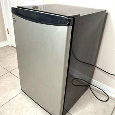 Small GE Shop Dorm Mini Fridge