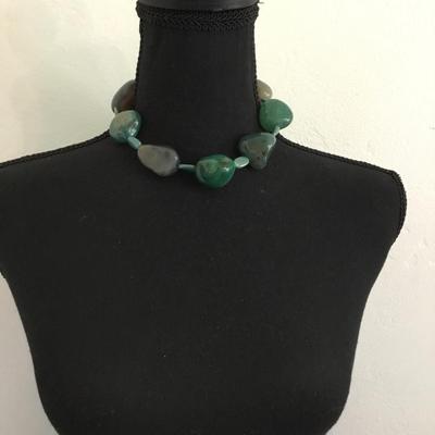 Cute vintage chunky green agate collar necklace