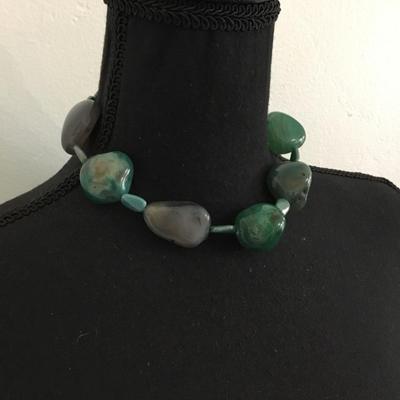 Cute vintage chunky green agate collar necklace