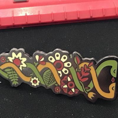 Kissing snake pin
