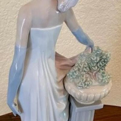 Lladro Socialite Of The 20's Figure