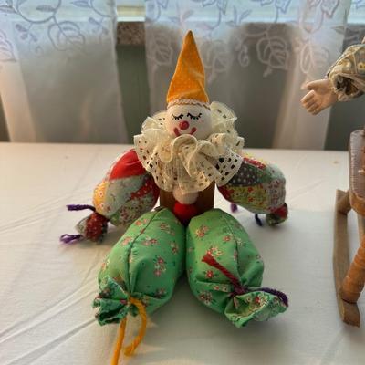 CLASSIC TREASURES CLOWN WITH WOODEN ROCKING CHAIR AND A CRAFT CLOWN